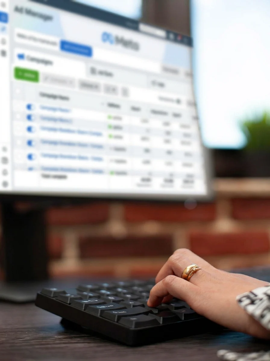 Administrador de anuncios de Meta con campañas activas en pantalla